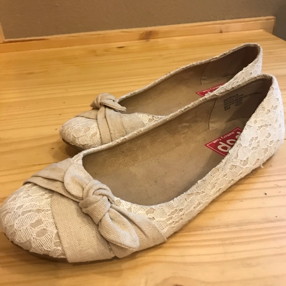 Pop lace flats